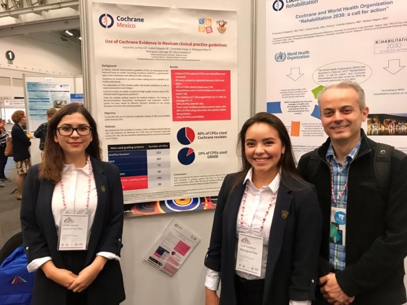 Giordano at the Global Evidence Summit with Cindy Leyva and Itzel Rodríguez, two of the students who took part in the challenge.